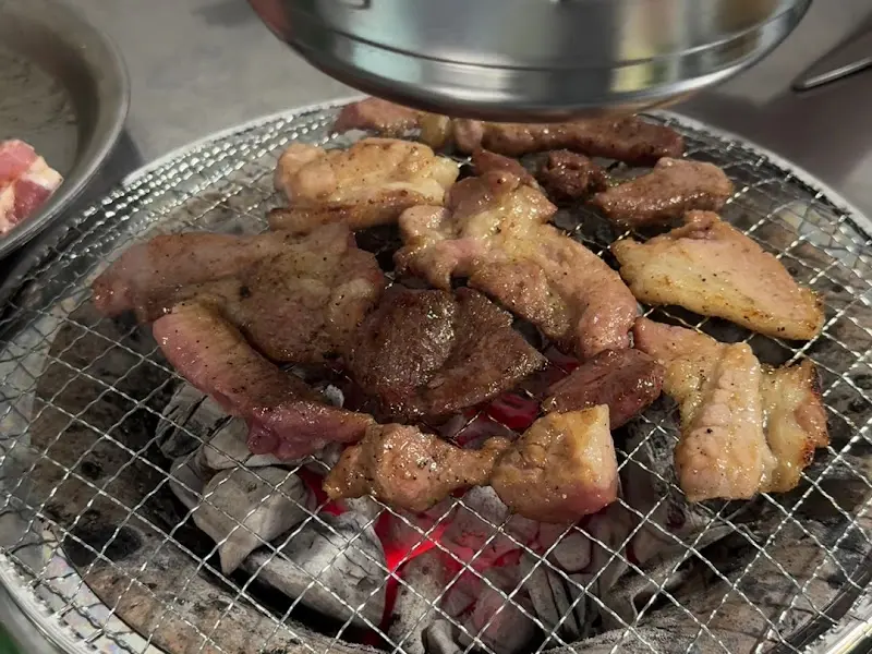 숯불 위에서 익어가는 고기