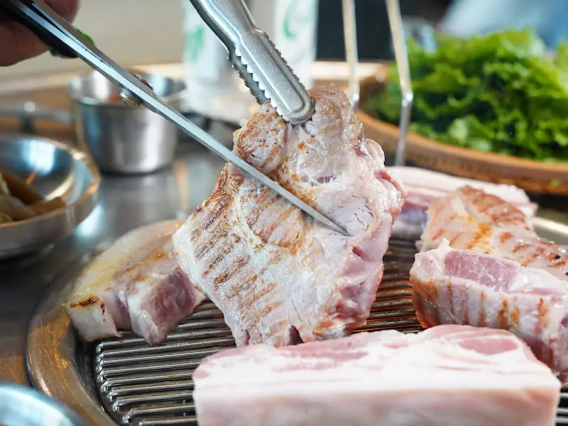 흑돼지 근고기 굽는 모습