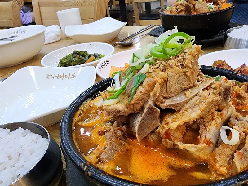 푸짐한 감자탕 한 상차림