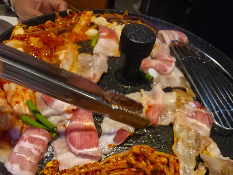 냉삼과 김치를 함께 구워 먹는 모습