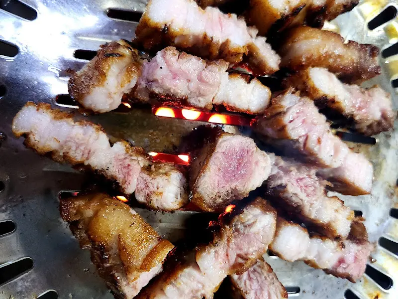 연탄불에 구워지는 스테이크 삼겹살