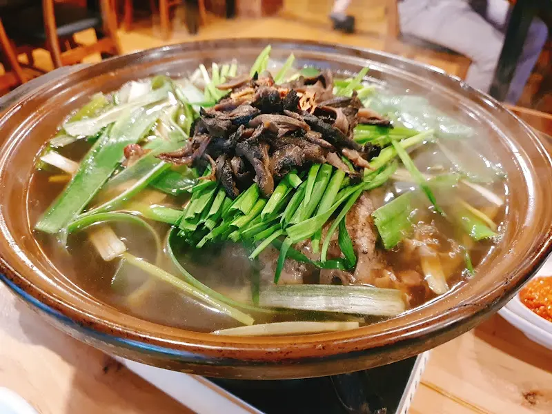 능이버섯이 듬뿍 들어간 토종닭 백숙