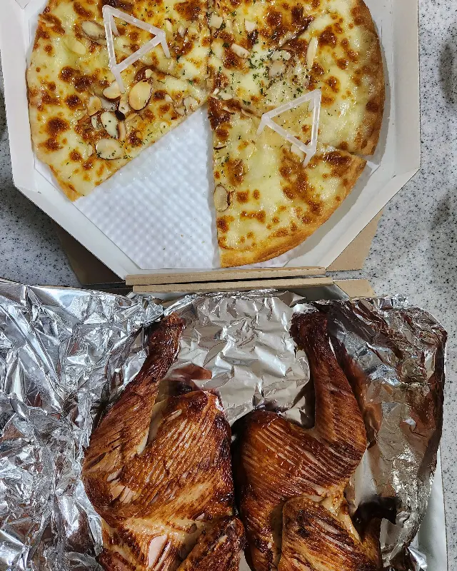 피자와 치킨 한 상