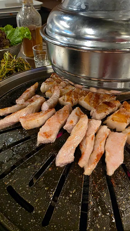 숯불 위에서 익어가는 삼겹살