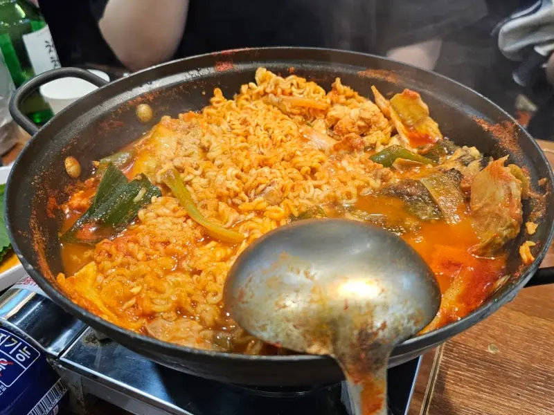 매운탕에 라면사리 추가