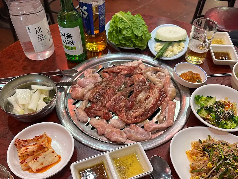 푸짐하게 차려진 한 상