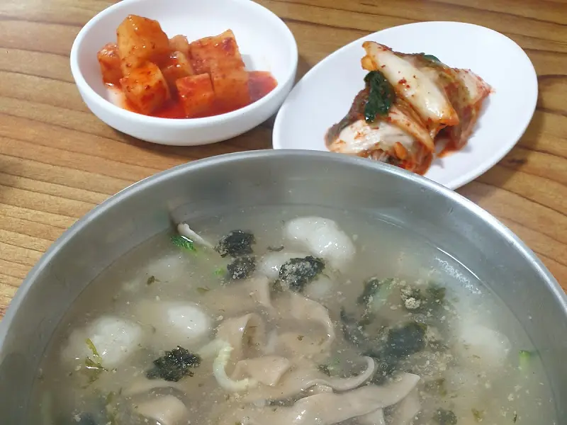 옹심이 칼국수와 깍두기, 김치