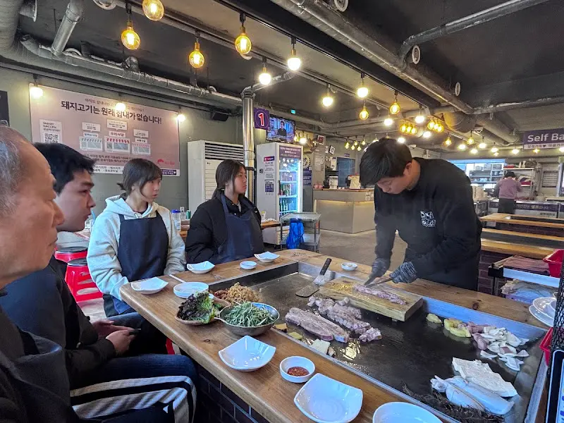 직원분이 직접 고기를 구워주는 모습