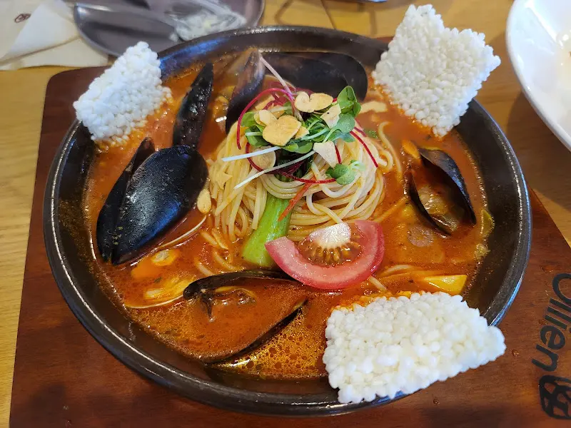 해산물이 듬뿍 들어간 항아리 누룽지 해물 파스타