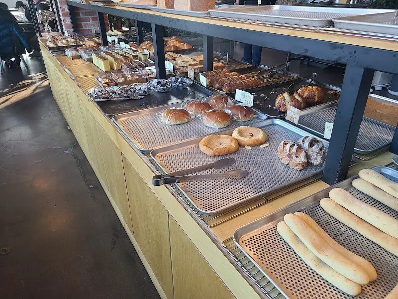 진열대에 놓인 다양한 빵들