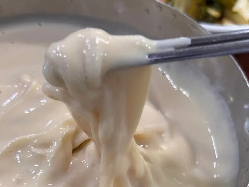 쫄깃한 면발을 들어올린 모습