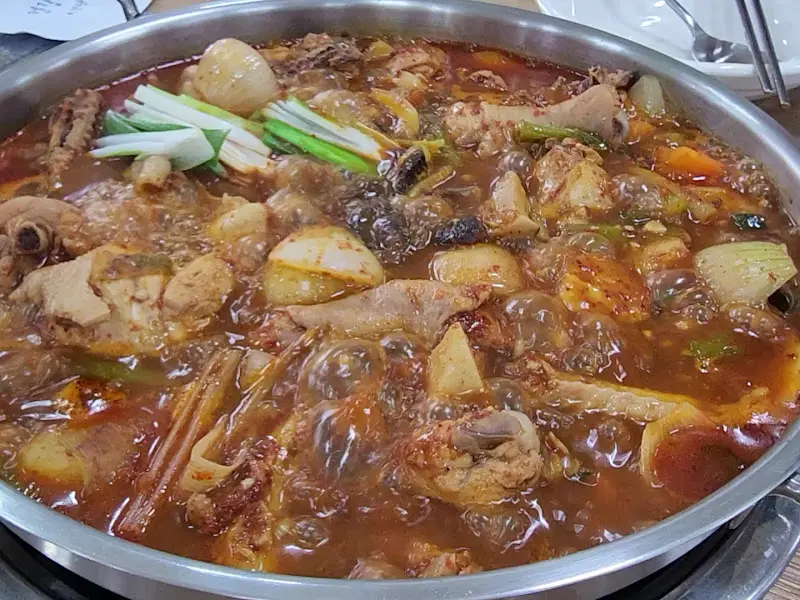 매콤한 양념에 끓여진 닭볶음탕
