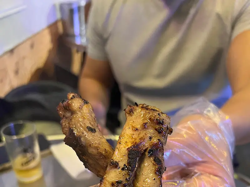 등갈비를 손에 들고 먹는 모습