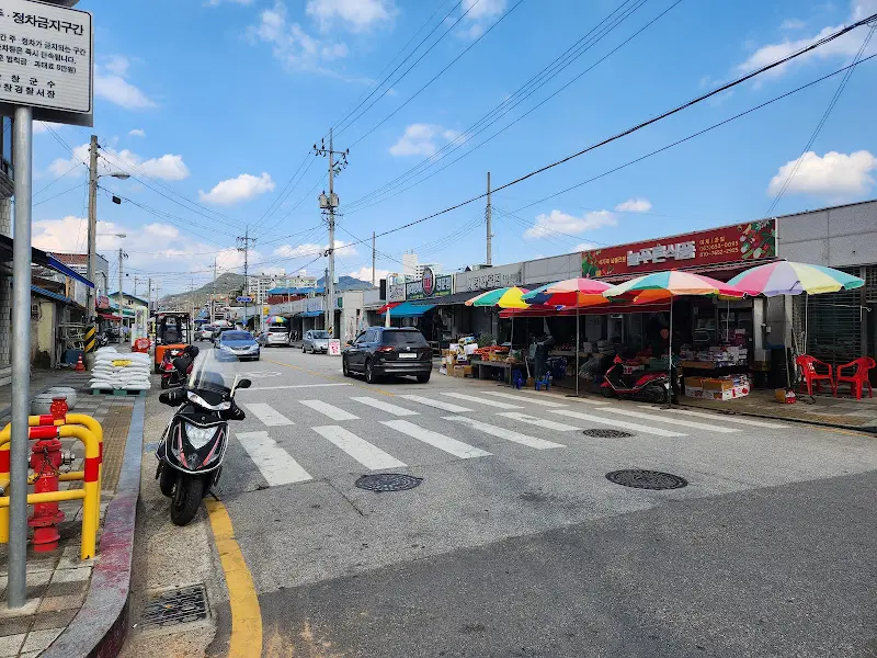 식당 앞 도로 풍경