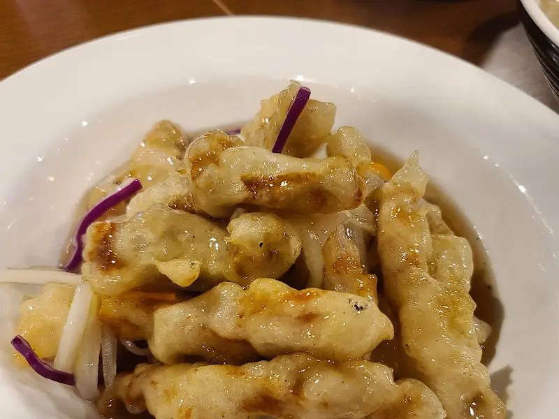 윤기가 흐르는 깐풍만두