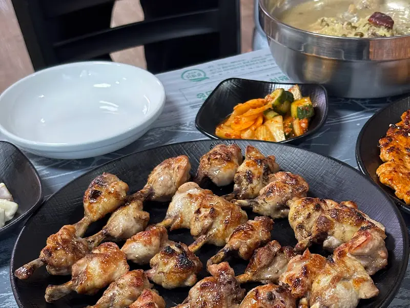 노릇하게 구워진 닭어깨봉