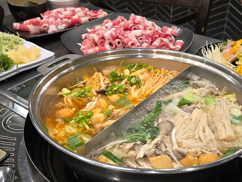 샤브샤브 재료와 고기가 담긴 테이블 전경