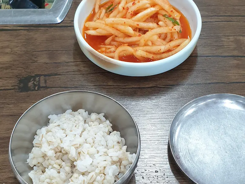 무생채와 보리밥