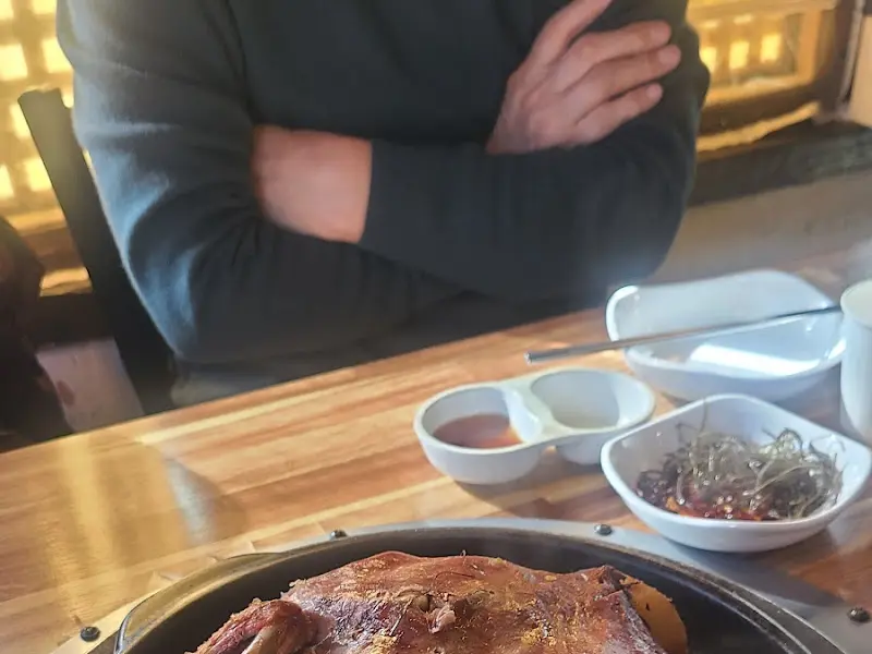 테이블에 앉아 음식을 기다리는 손님