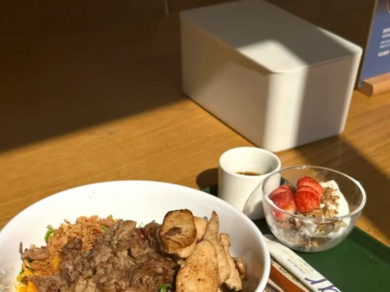 우삼겹 연어 포케와 그릭요거트