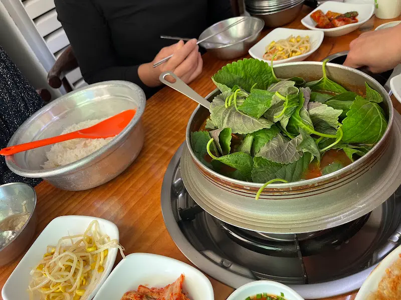 테이블 위에 놓인 매운탕 냄비