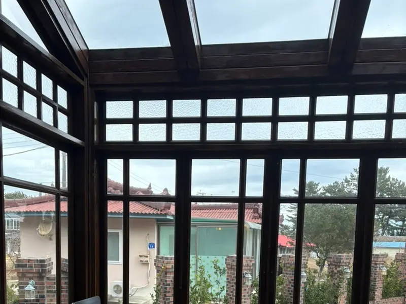 격자무늬 창을 통해 보이는 카페 정원의 풍경