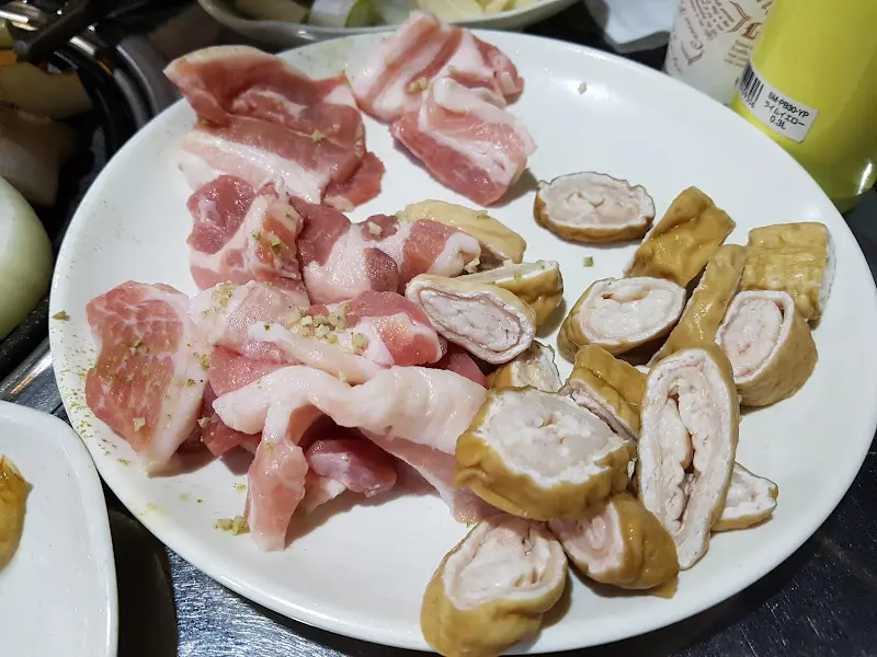 신선해보이는 삼겹살과 곱창