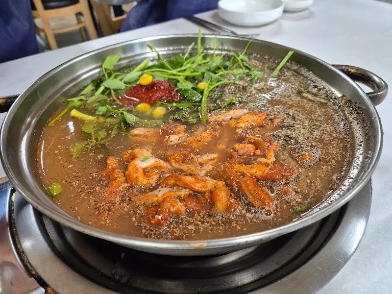 보글보글 끓고 있는 청둥오리 전골