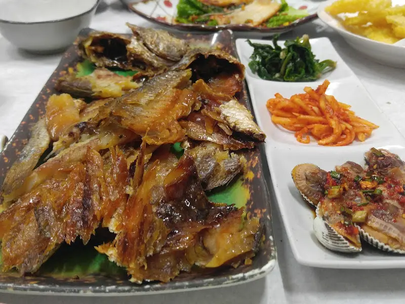 굴비와 다양한 밑반찬들