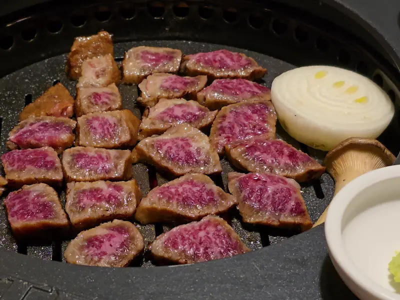 잘 구워진 우대갈비가 먹기 좋게 잘려 불판 위에 놓여있는 모습