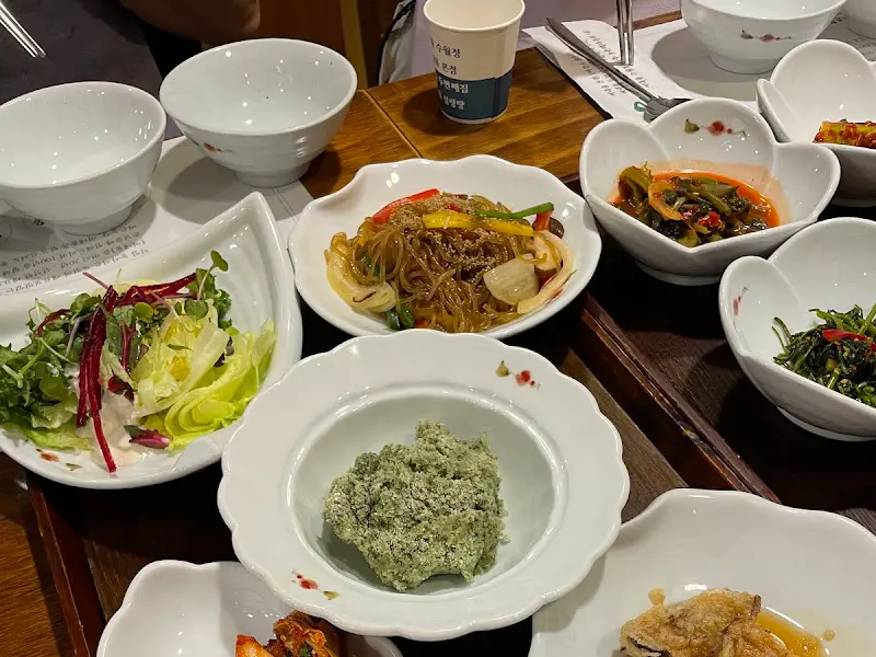 다채로운 반찬들이 놓인 테이블