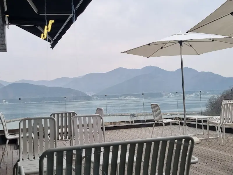 야외 테라스에서 바라본 마창대교 뷰