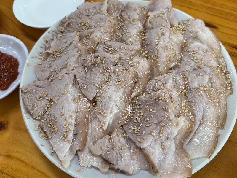 윤기가 흐르는 수육