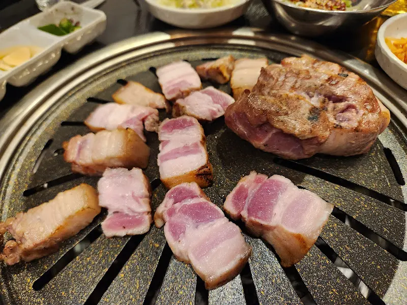 불판 위에 올려진 오겹살