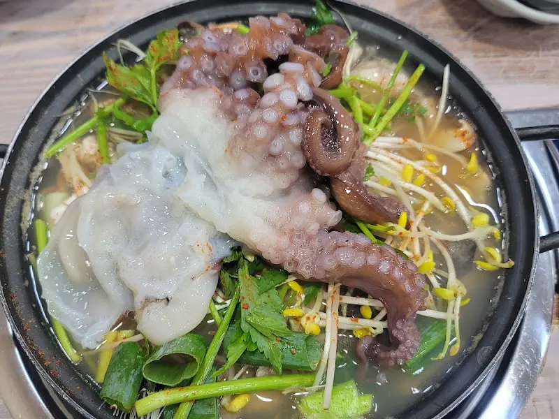살아있는 문어가 통째로 들어간 해물탕