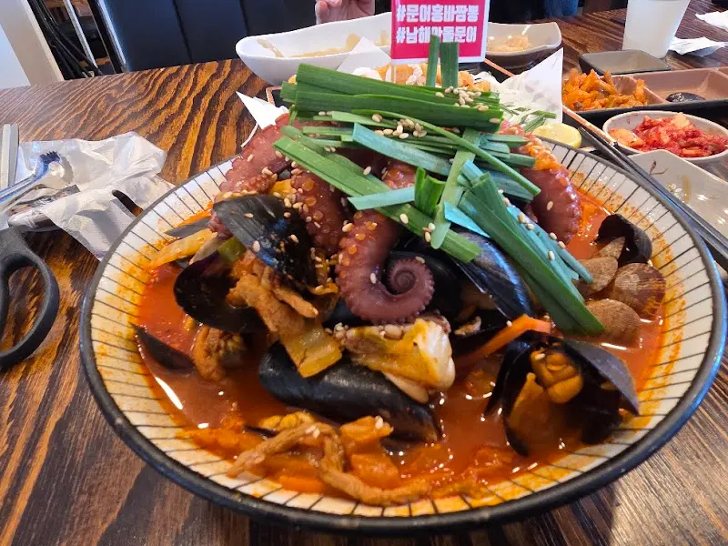 홍합과 바지락이 가득 들어간 홍바짬뽕의 모습