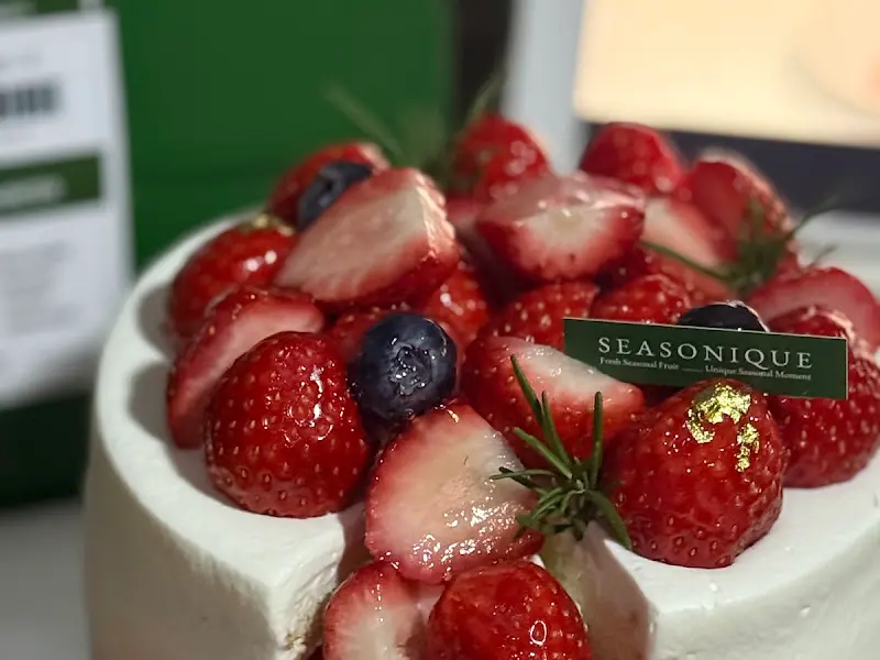 케이크 위에 올려진 싱싱한 딸기와 블루베리