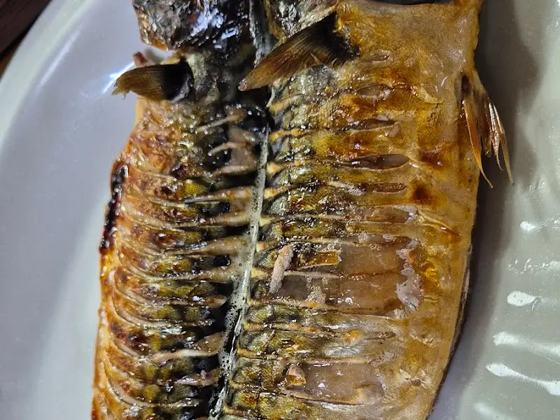 노릇하게 구워진 고등어 구이
