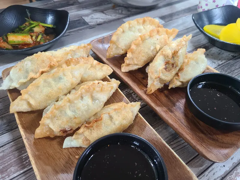 겉은 바삭하고 속은 촉촉한 군만두