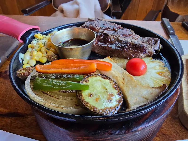 스테이크와 구운 야채가 함께 제공되는 메뉴