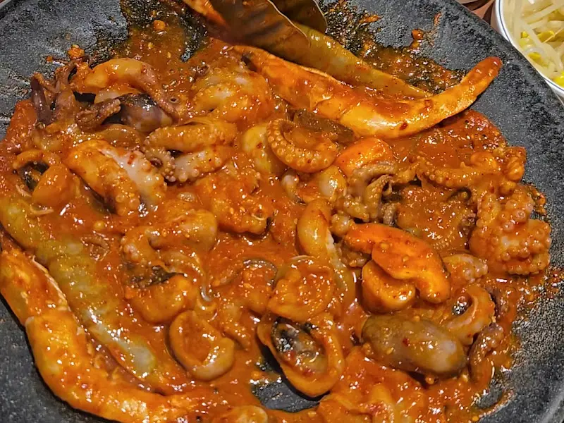 매콤한 양념이 돋보이는 쭈꾸미볶음