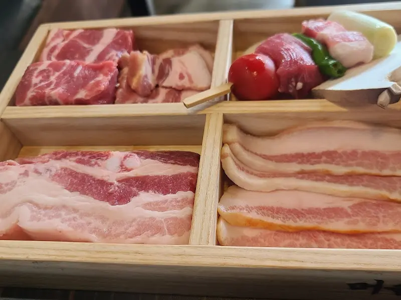 다양한 부위의 고기가 담겨져 있는 나무 상자