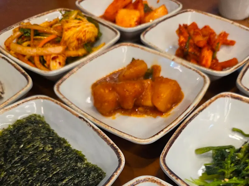 정갈하게 담겨 나온 밑반찬들