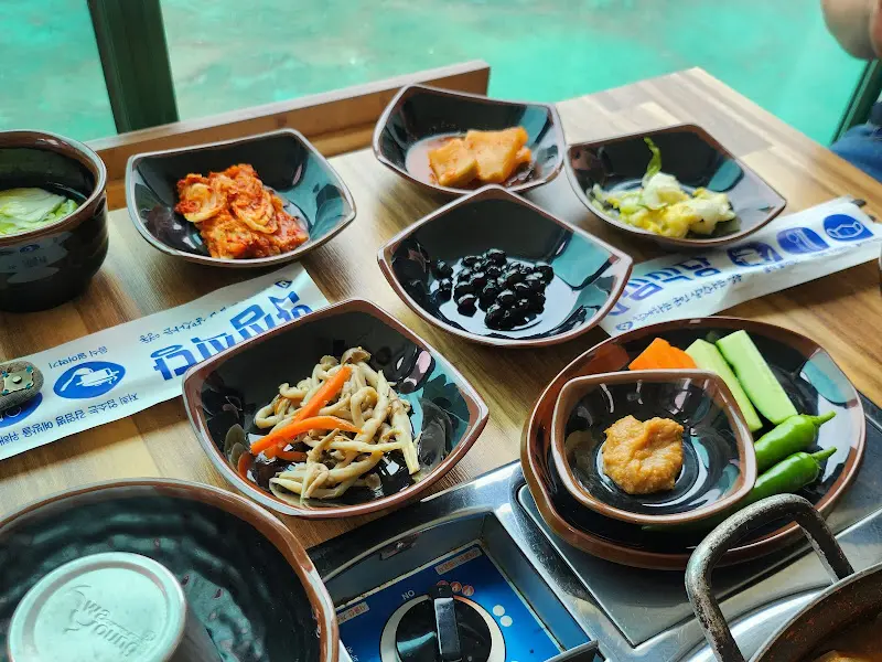 정갈하게 담긴 밑반찬들