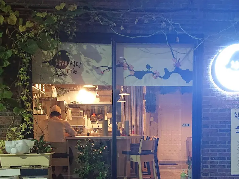 따뜻한 조명이 새어나오는 가게 외관