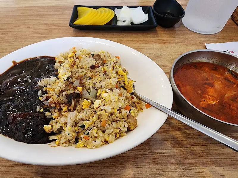 짜장 소스를 곁들인 볶음밥과 육짬뽕 국물