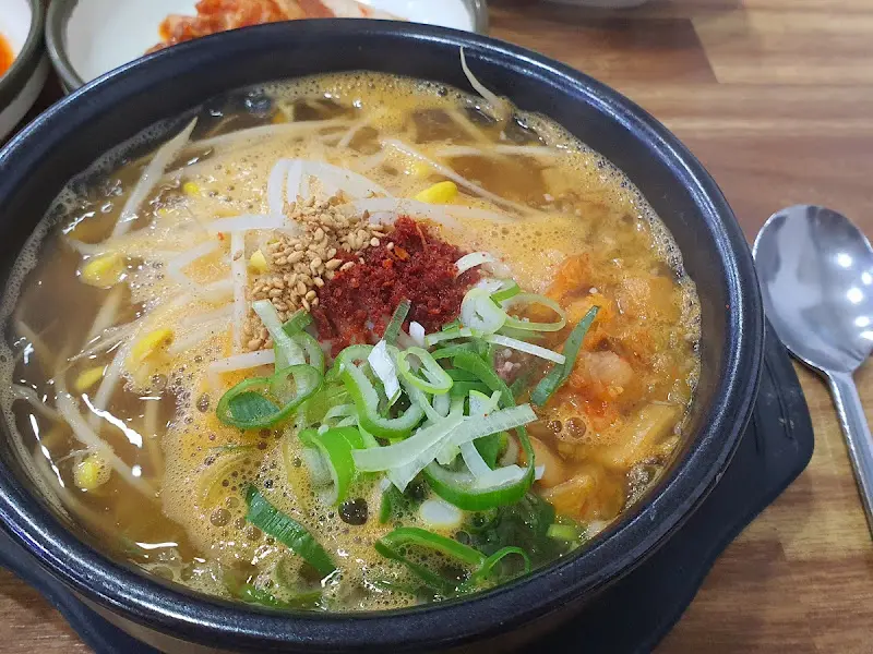 얼큰한 콩나물국밥의 비주얼