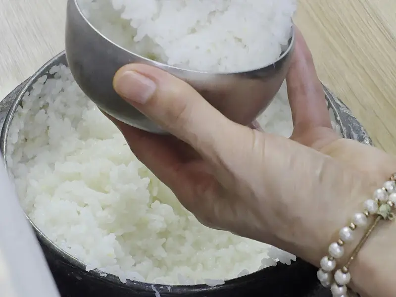 갓 지은 솥밥을 퍼주는 모습