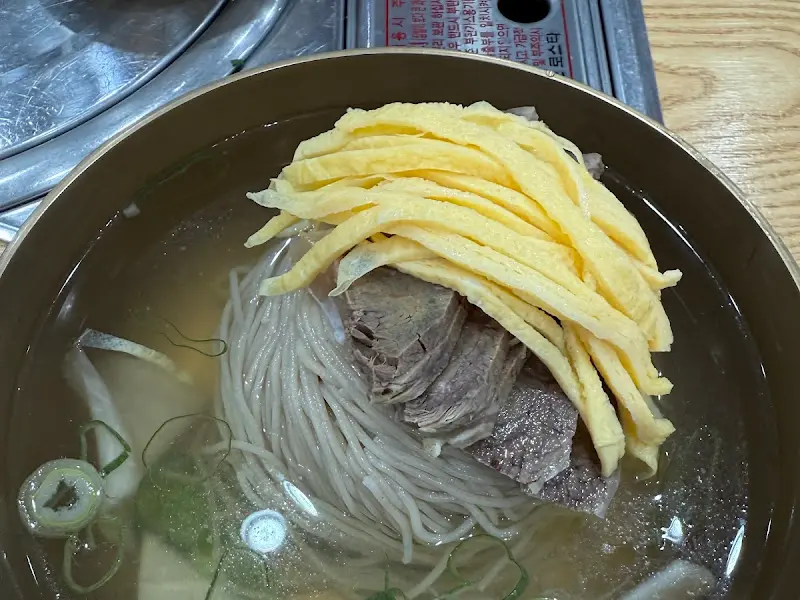 고기와 지단 고명이 올라간 평양냉면