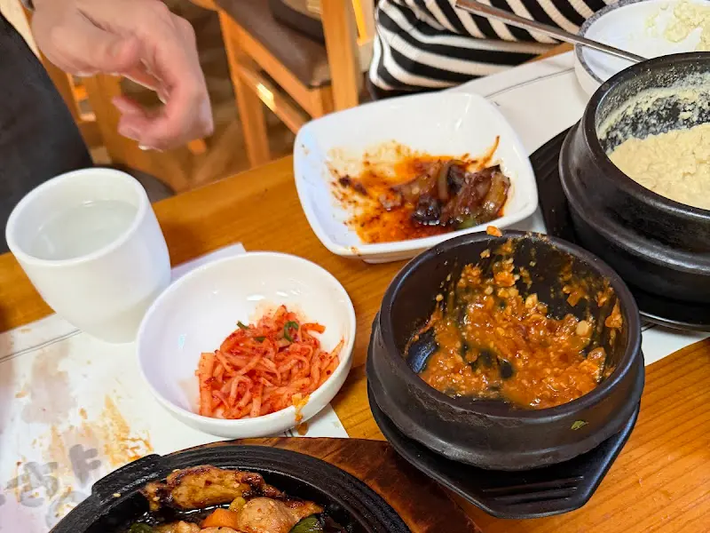 맛있게 비워진 밑반찬 그릇들